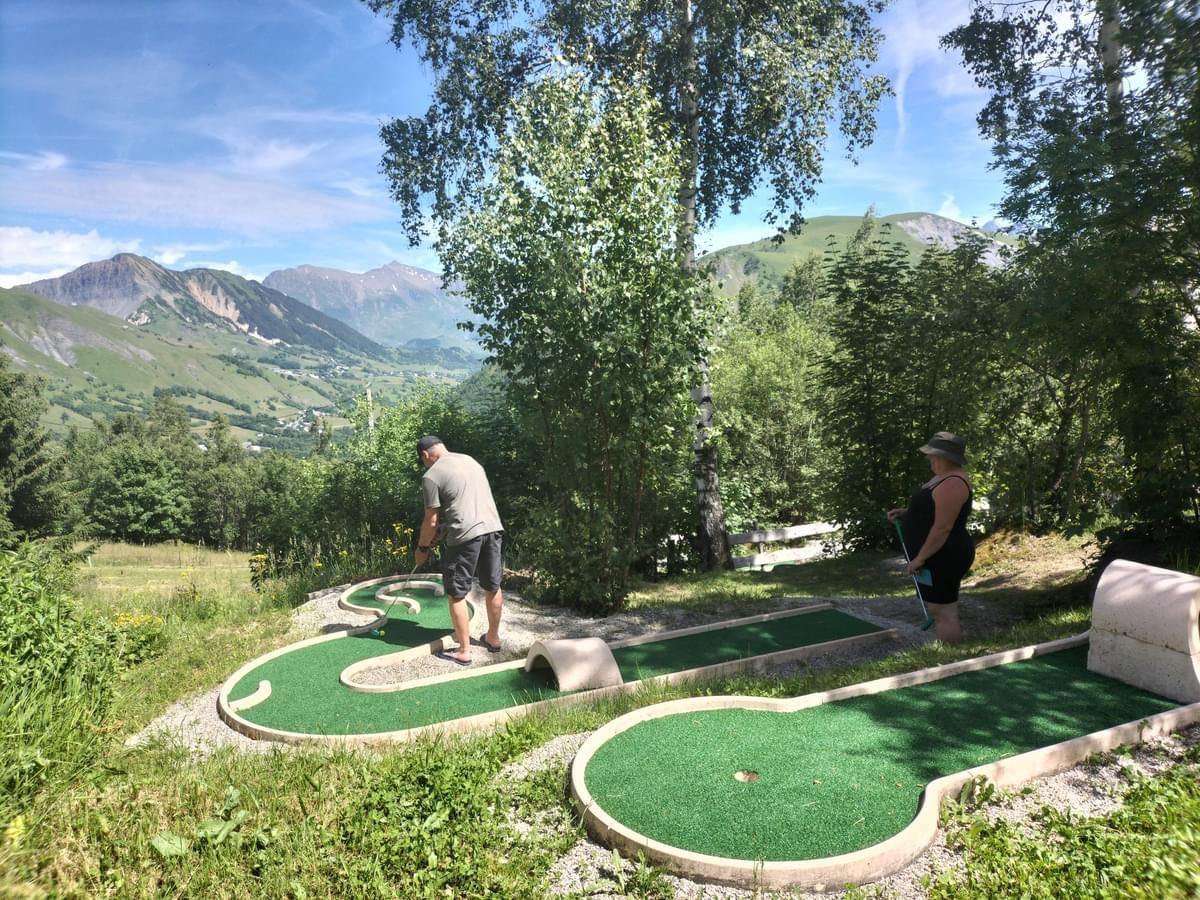 Minigolf met uitzicht op de vallei bij Domaine du Trappeur