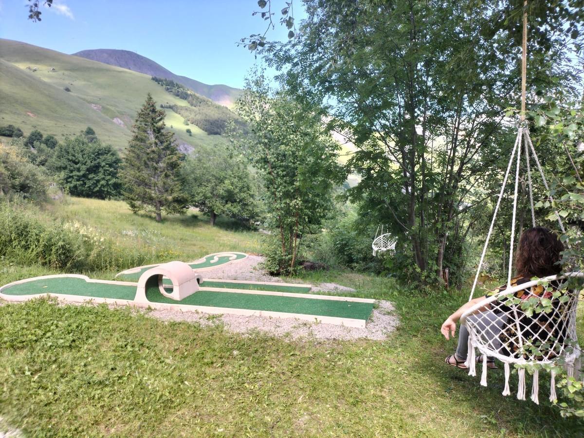 Minigolf met uitzicht op de vallei bij Domaine du Trappeur