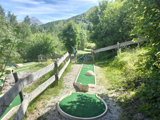 Mini golf with a view over the valley at Domaine du Trappeur